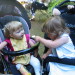 16.07.2008 Lea füttert Lina mit ...